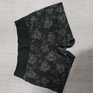 Athleta Trekke North Printed Shorts with zipper pockets size 14